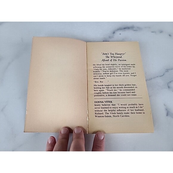 Vitek, Donna - Garden of the Moongate - Silhouette Publishers - #139- Paperback - Picture 2 of 10